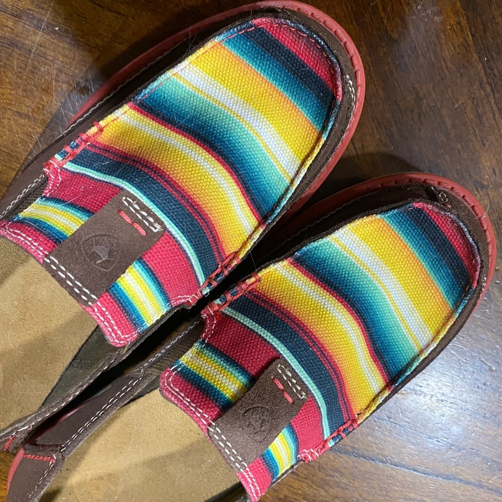 Girls Ariat Cruisers